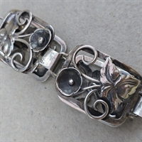 fire-rektangulære-led-blomster-blade-sølvfarvet-vintage-armbånd